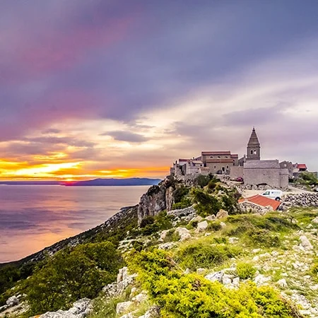 Situato in cima a una scogliera a ben 378 m sul livello del mare.