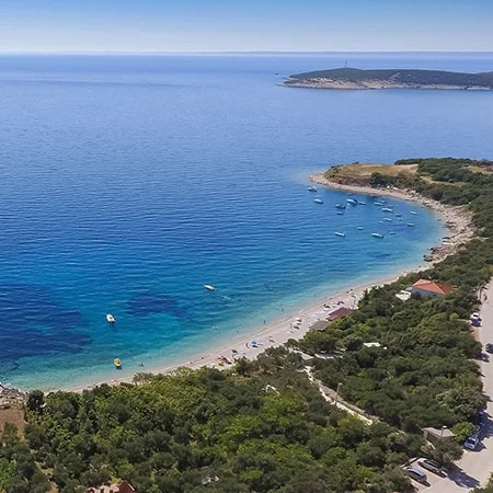 Bellissime spiagge selvagge immerse nella natura incontaminata.