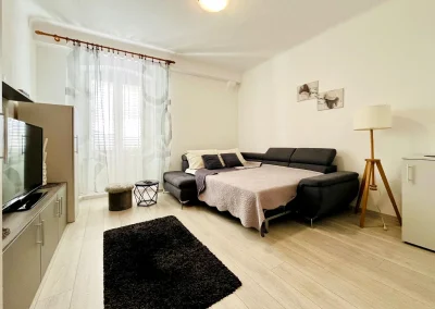 rivatna soba Mijatović Zdenka na Cresu s bračnim krevetom i TV-om